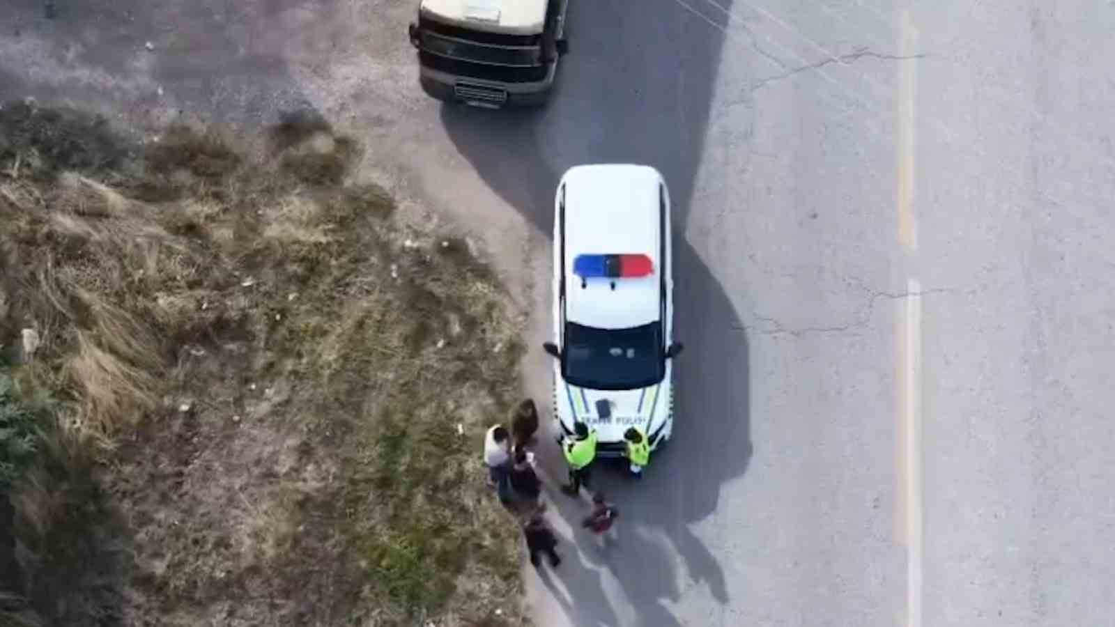 Kırmızı ışıkta geçip polisleri görünce yön değiştiren sürücü polis dronundan kaçamadı