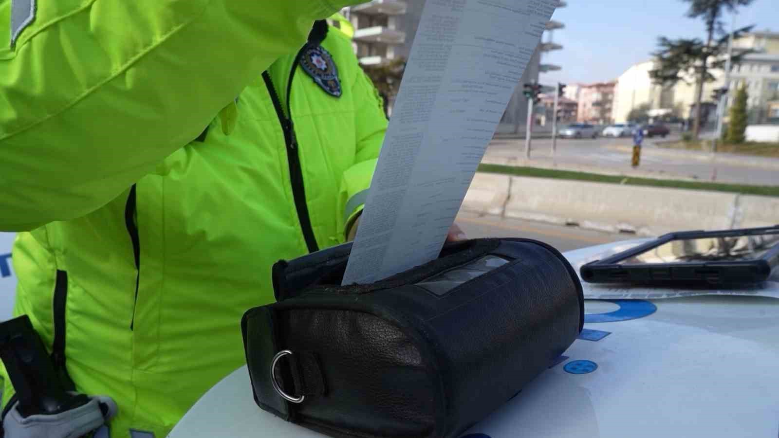 Kırmızı ışıkta geçip polisleri görünce yön değiştiren sürücü polis dronundan kaçamadı