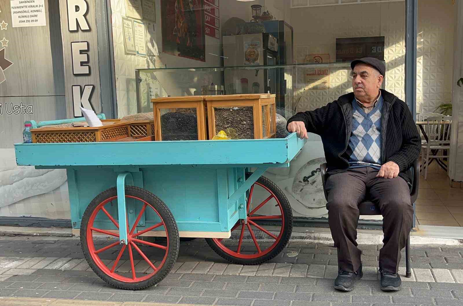 Çekirdek arabasının başında geçen yarım asırlık ömür