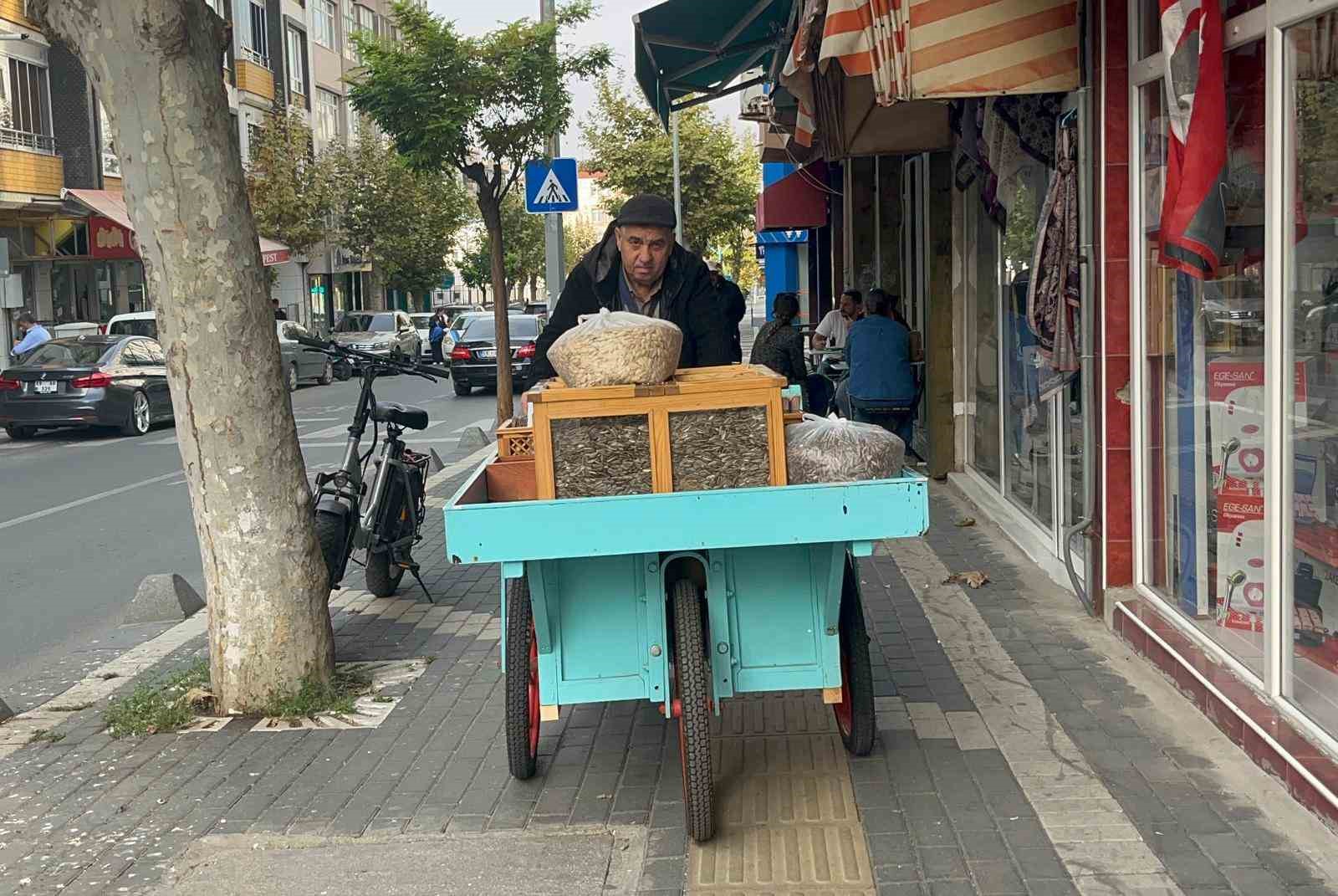 Çekirdek arabasının başında geçen yarım asırlık ömür