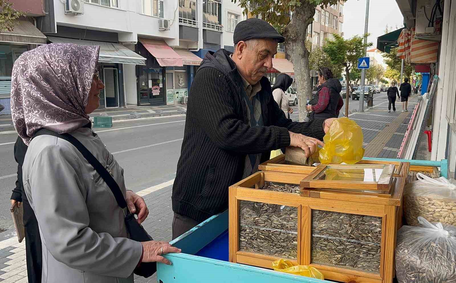 Çekirdek arabasının başında geçen yarım asırlık ömür