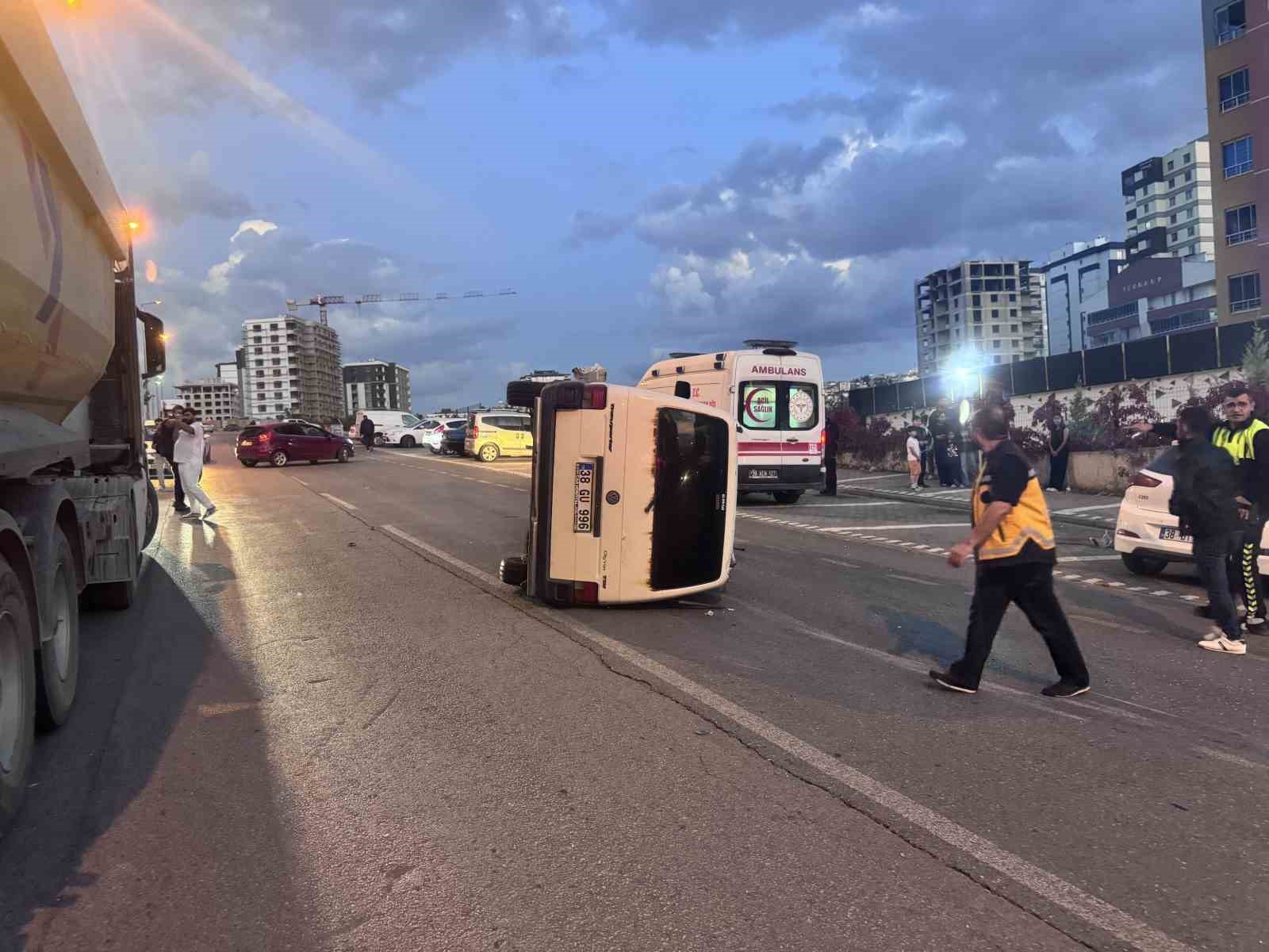 Kaza yapan minibüs park halindeki otomobile çarpıp yan yattı