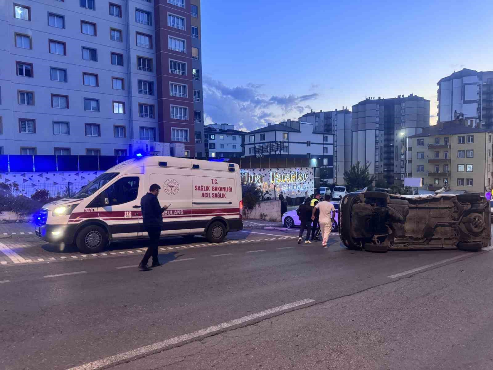 Kaza yapan minibüs park halindeki otomobile çarpıp yan yattı