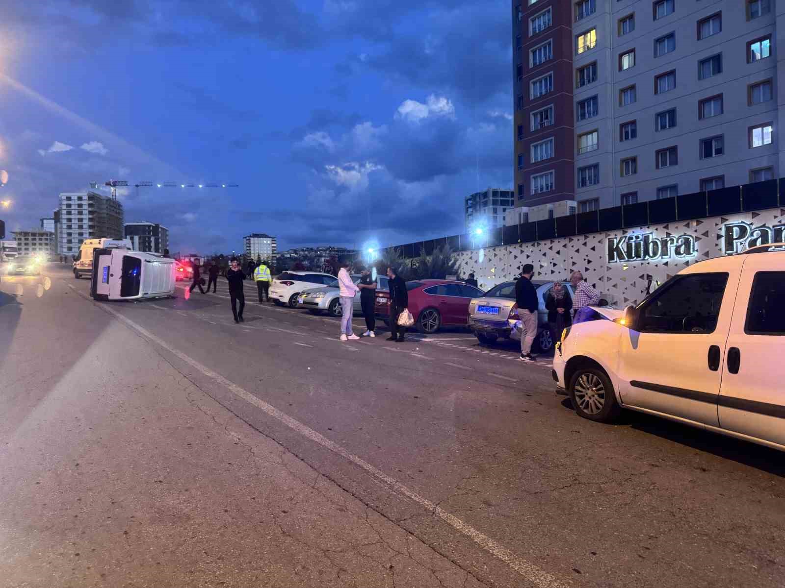 Kaza yapan minibüs park halindeki otomobile çarpıp yan yattı
