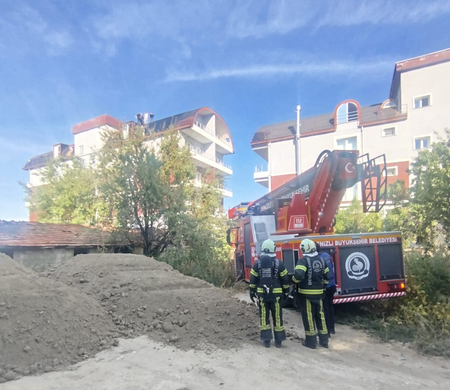 Çivril’de 4 katlı apartmanın çatısı alev alev yandı