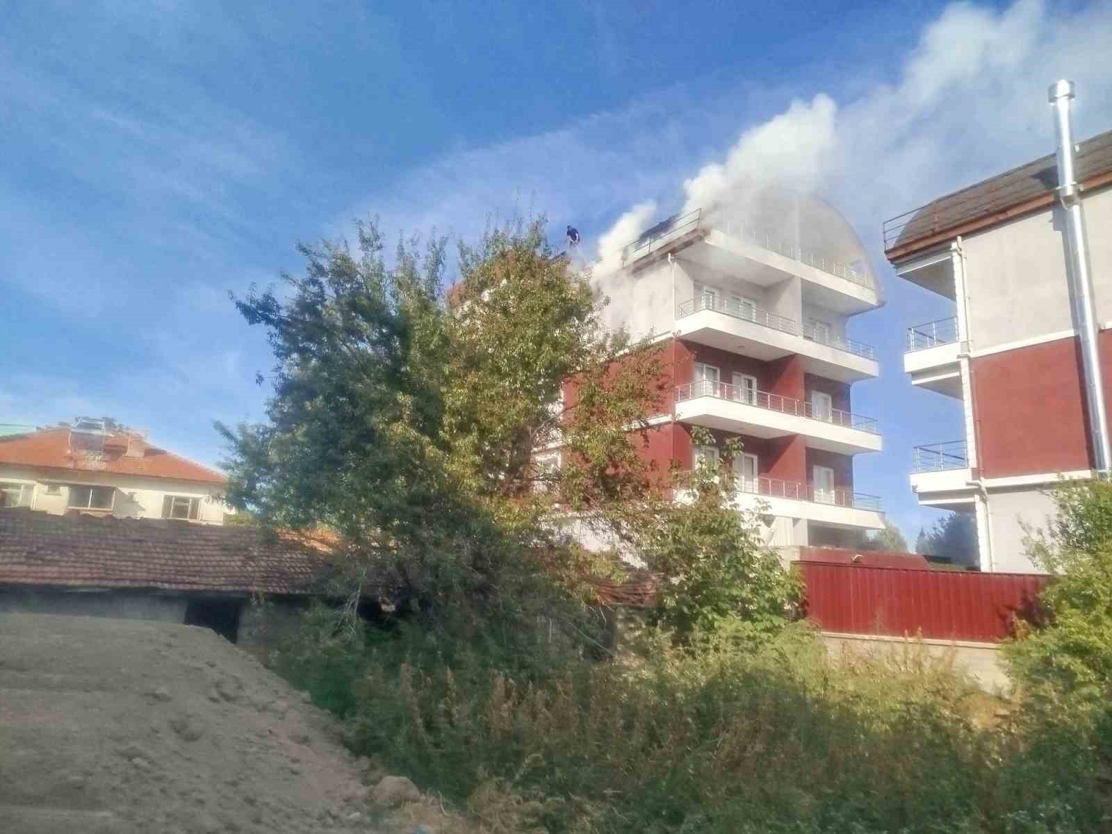 Çivril’de 4 katlı apartmanın çatısı alev alev yandı