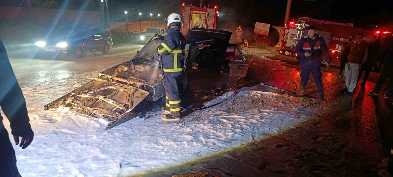 Seyir halindeki otomobil alev alev yandı