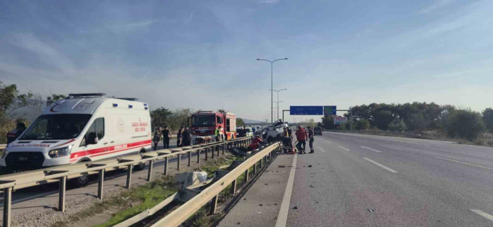 Balıkesir’de otomobil bariyerlere çarptı: 2 yaralı