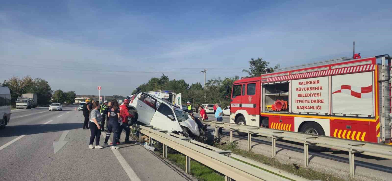 Balıkesir’de otomobil bariyerlere çarptı: 2 yaralı