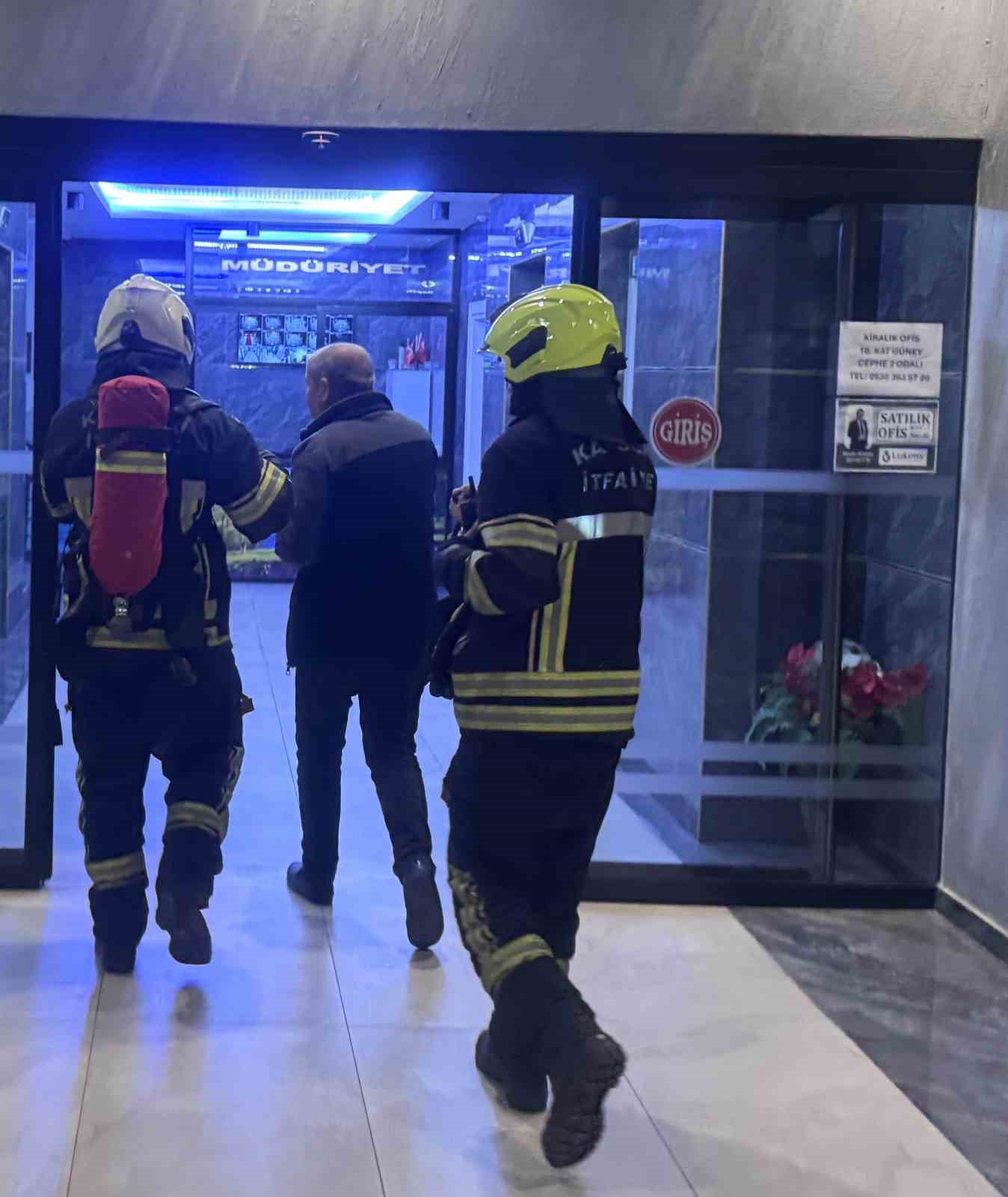 Tost makinesinde unutulan ekmek ekipleri alarma geçirdi