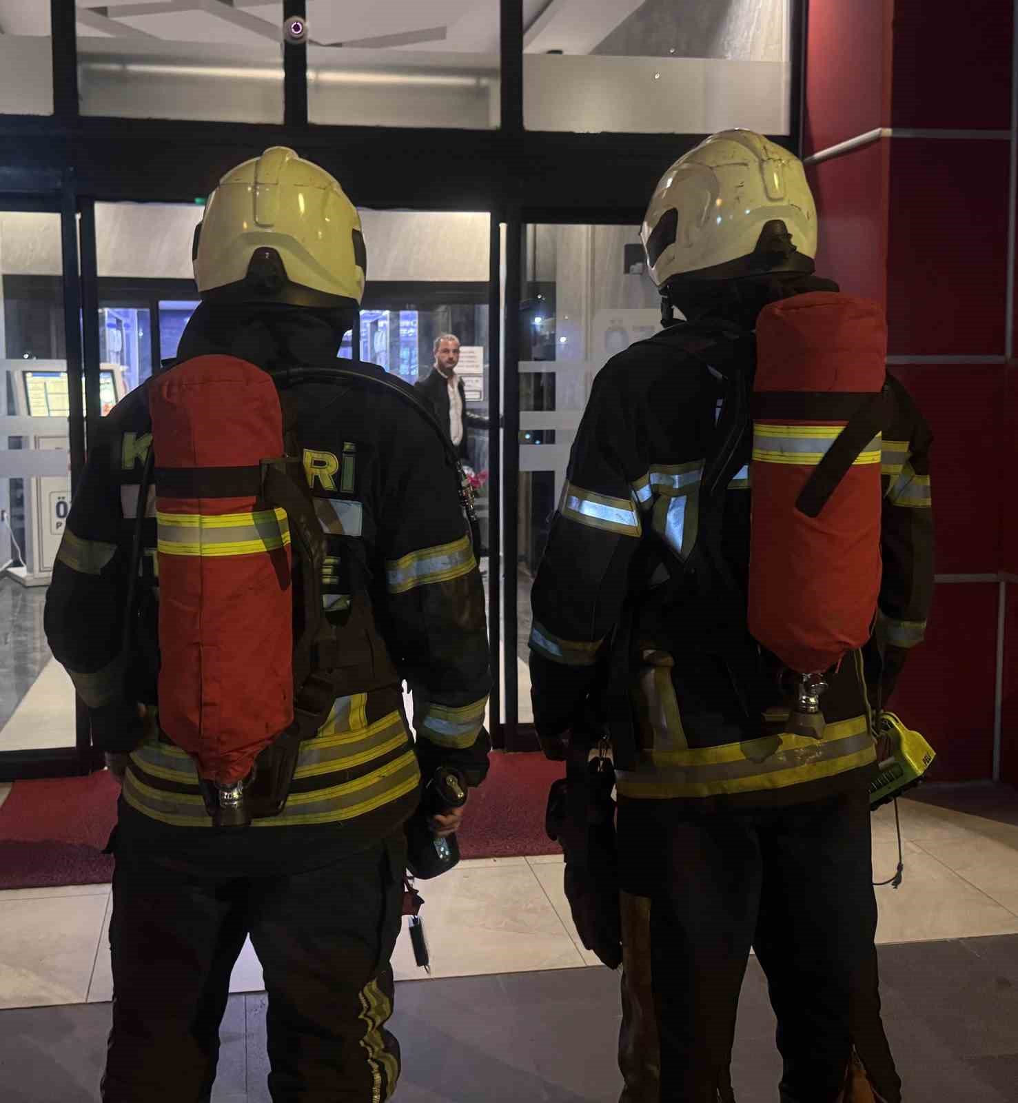 Tost makinesinde unutulan ekmek ekipleri alarma geçirdi