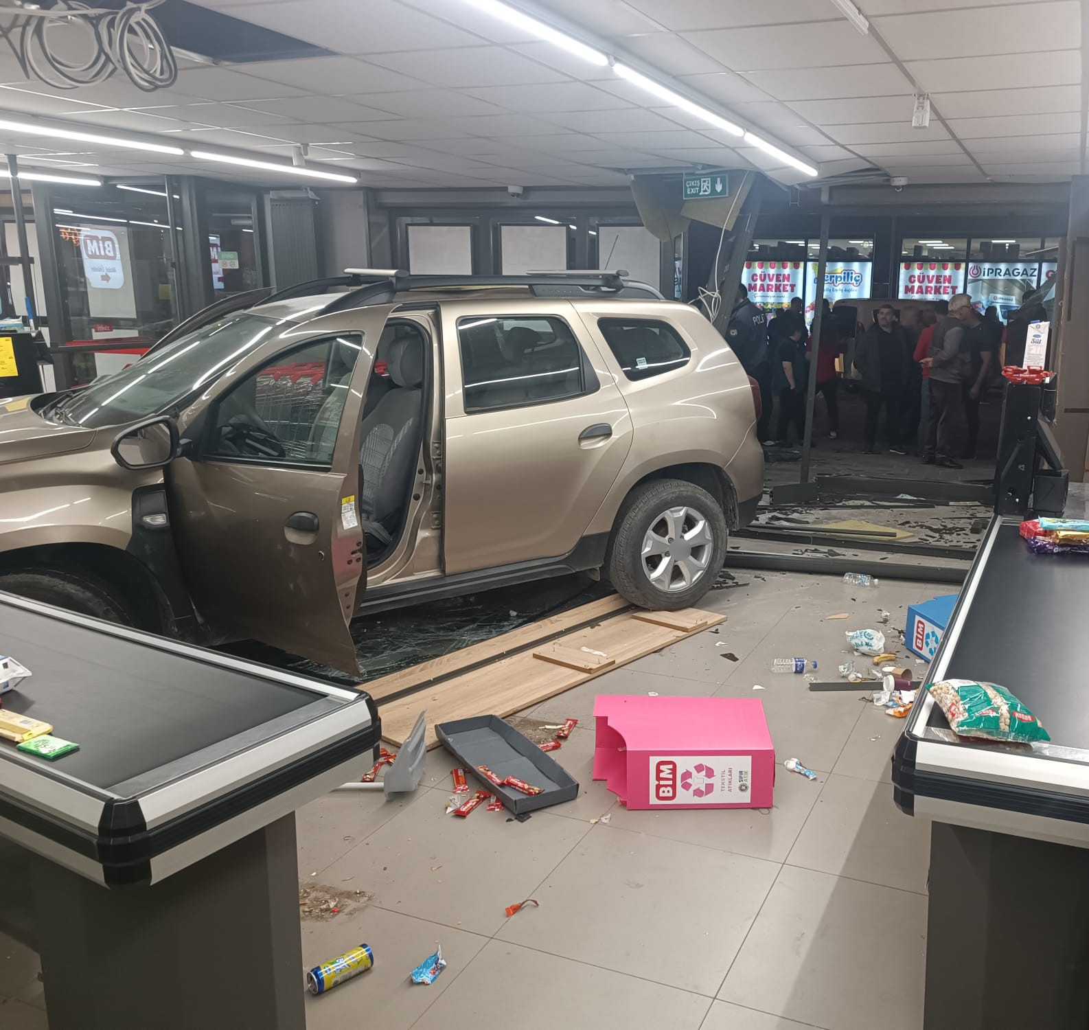 81 yaşındaki sürücü aracı yol kenarına park etmek isterken markete girdi