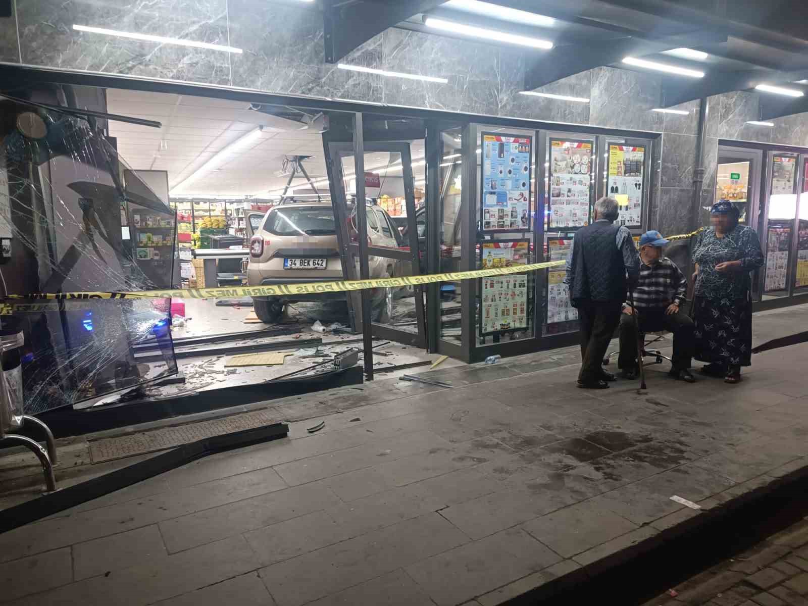 81 yaşındaki sürücü aracı yol kenarına park etmek isterken markete girdi