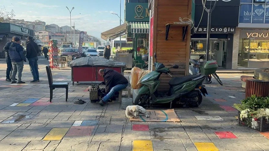 İlçe meydanında ayakkabı boyacılığı yapıyordu, merhametiyle ödül aldı
