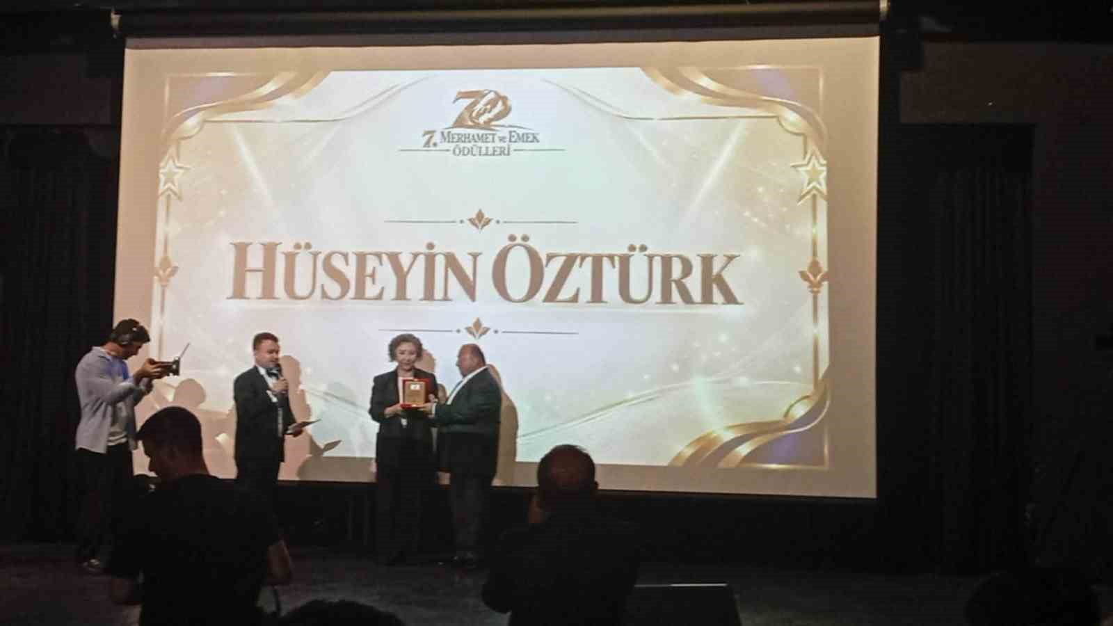 İlçe meydanında ayakkabı boyacılığı yapıyordu, merhametiyle ödül aldı
