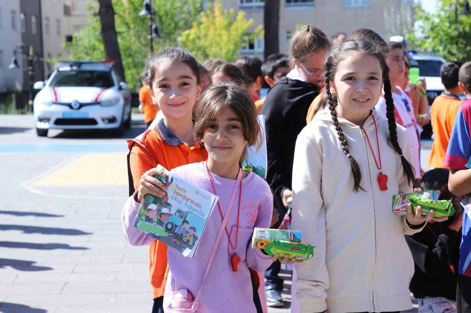 Mardin’de jandarmadan çocuklara trafik eğitimi