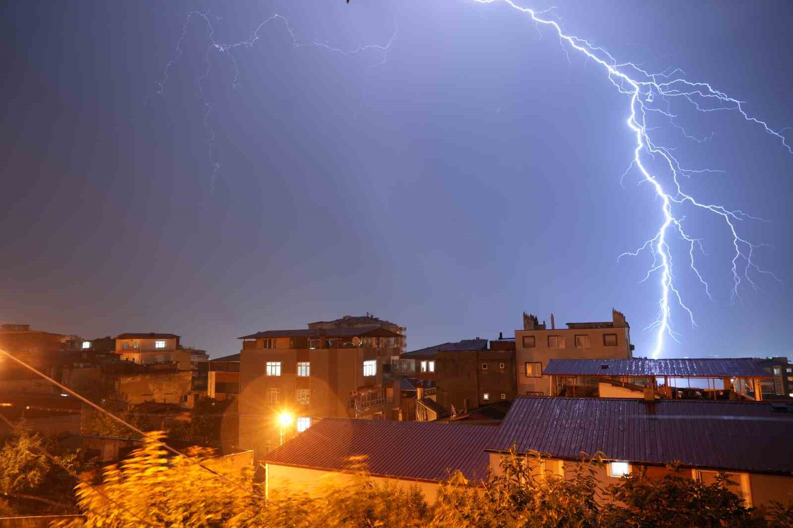 Samsun’da şimşekler geceyi gündüze çevirdi