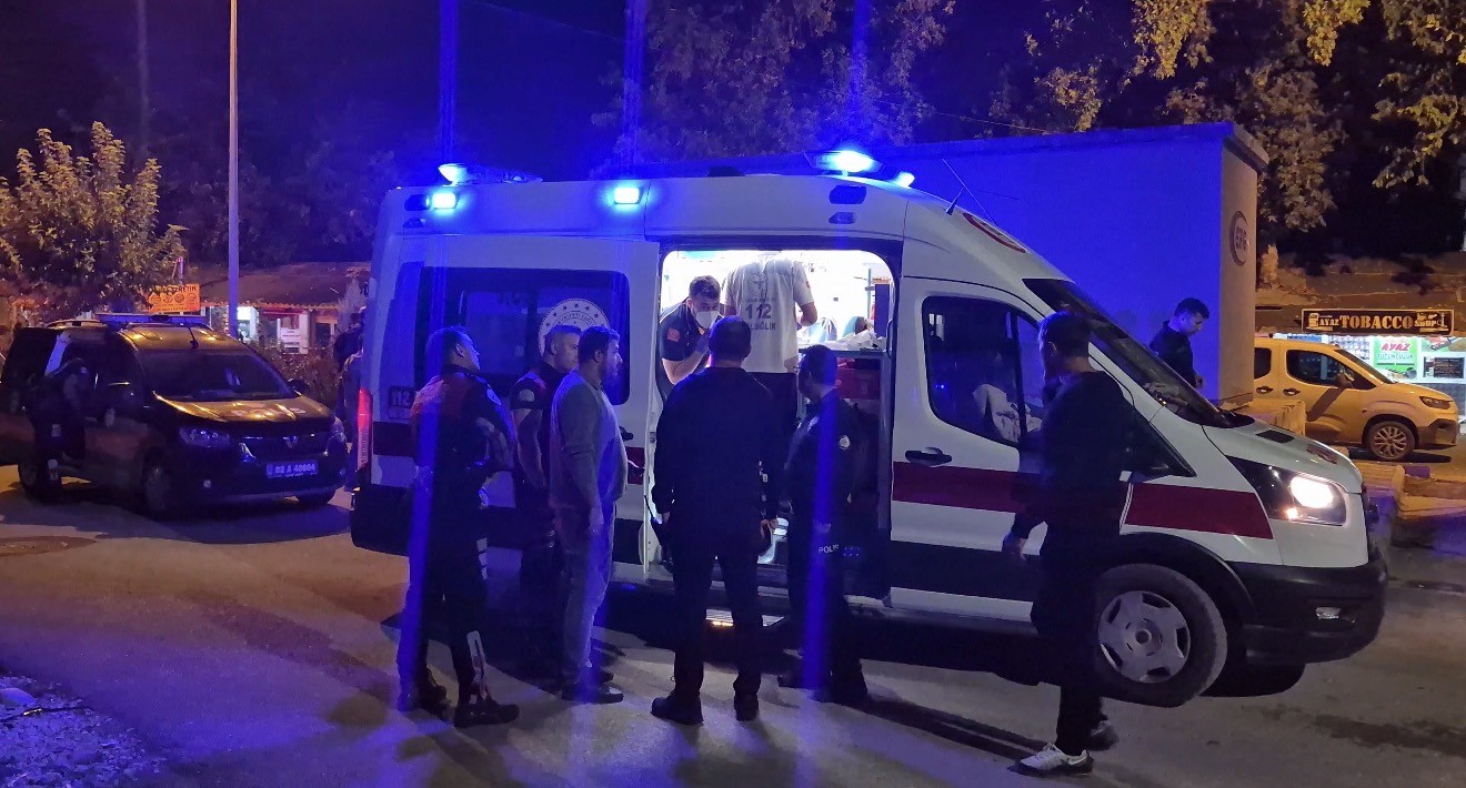 Bıçaklı saldırıya uğrayan genç yaralandı