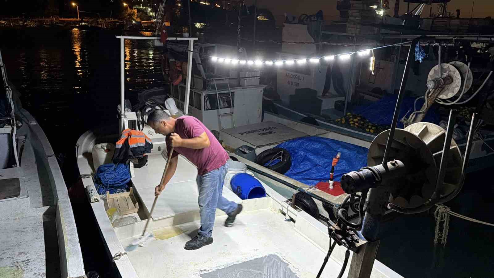 Balıkçı teknelerinde av sezonu öncesi bakım çalışması