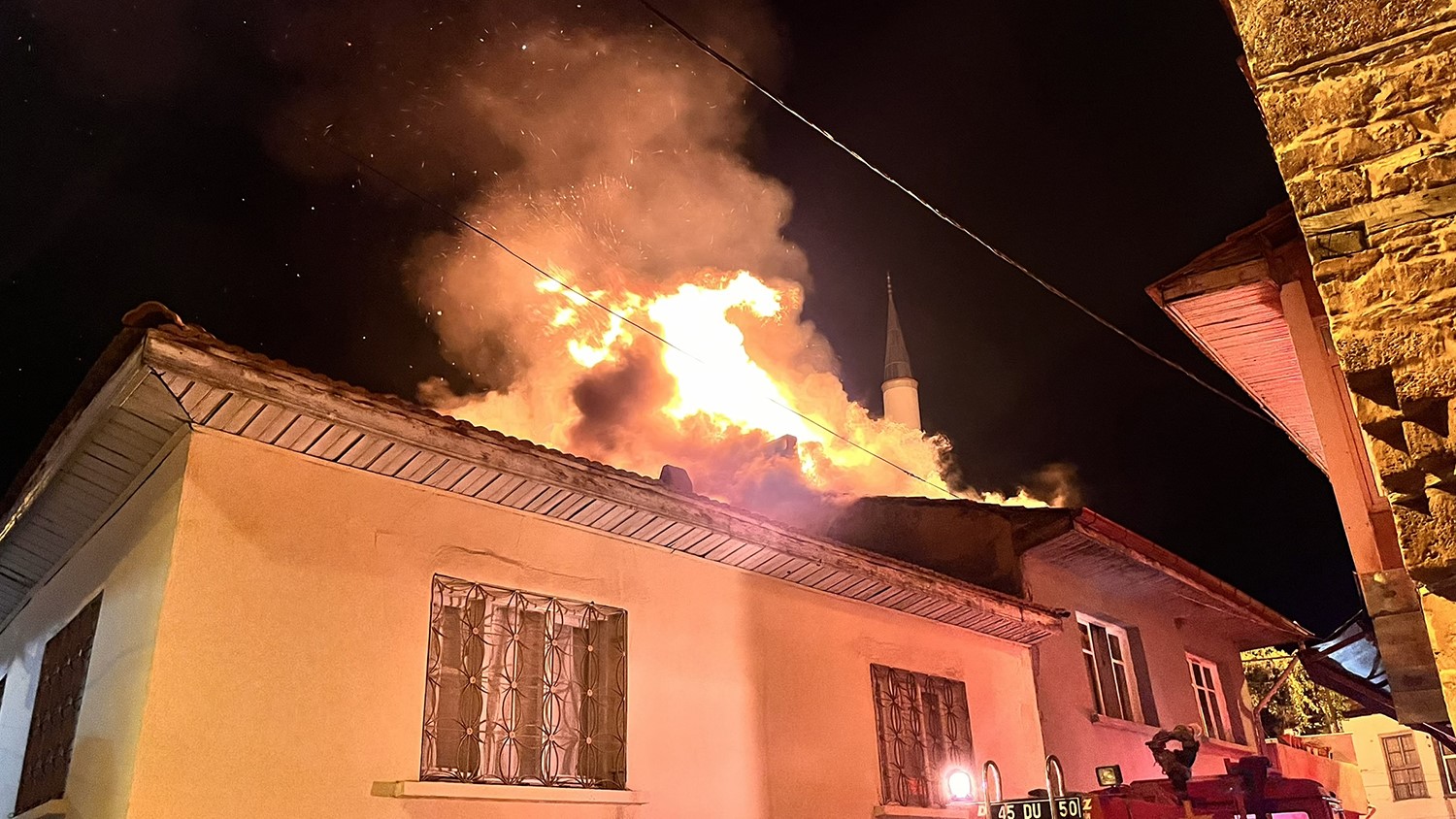 Kula’da gece saatlerinde yangın paniği: Yanan ev kullanılamaz hale geldi