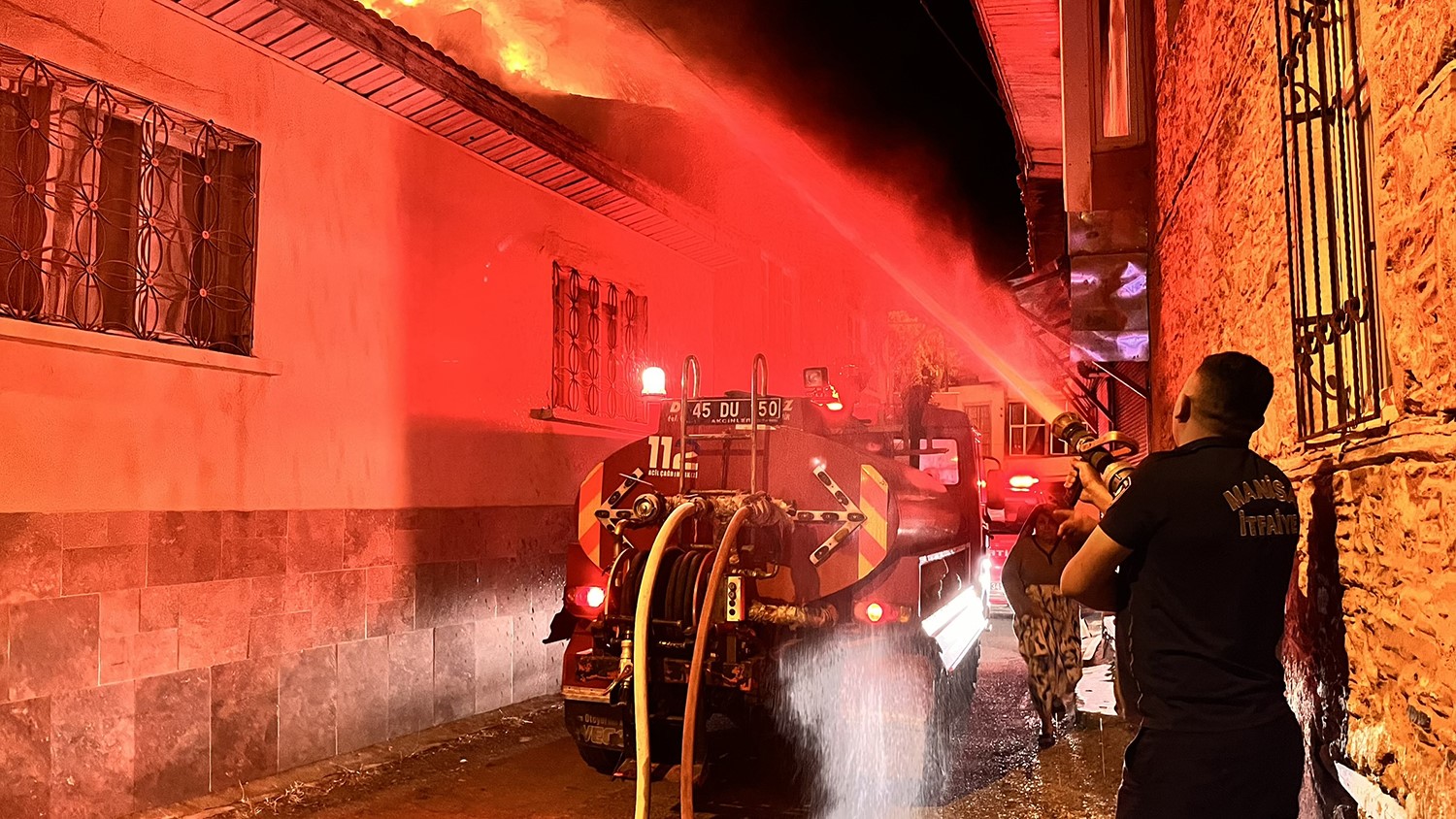 Kula’da gece saatlerinde yangın paniği: Yanan ev kullanılamaz hale geldi