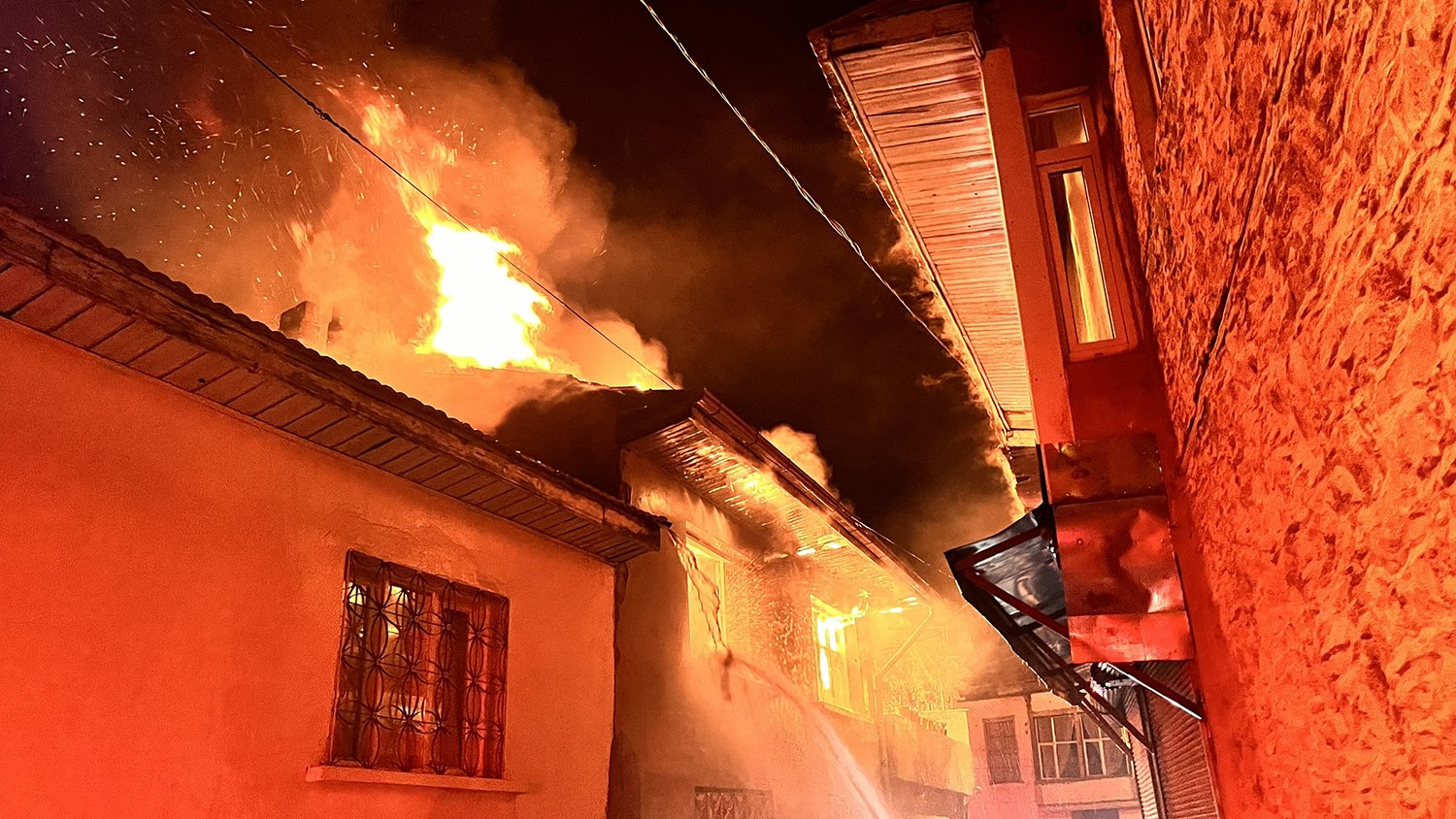 Kula’da gece saatlerinde yangın paniği: Yanan ev kullanılamaz hale geldi
