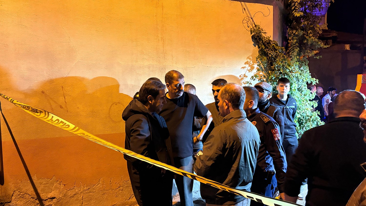 Kula’da gece saatlerinde yangın paniği: Yanan ev kullanılamaz hale geldi