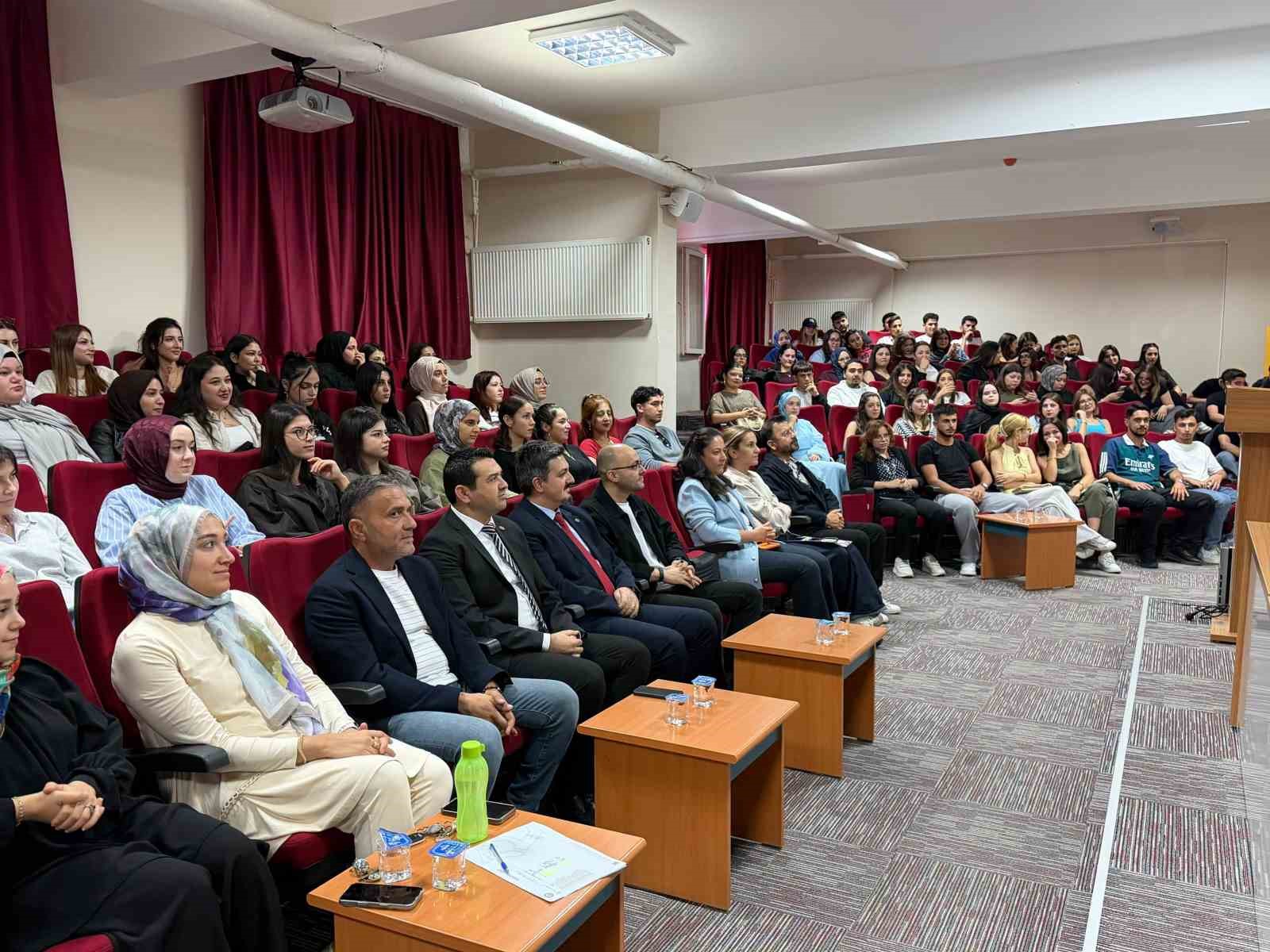 Buharkent’te üniversite öğrencileri yerel yönetimleri konuştu