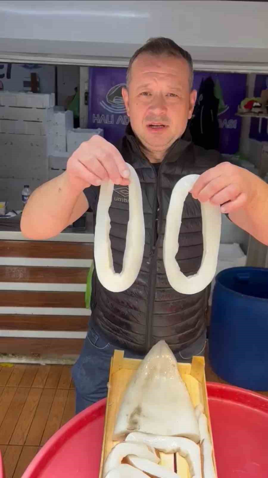 Bandırmalı balıkçı Bozcaada açıklarında 15 kiloluk kalamar yakaladı