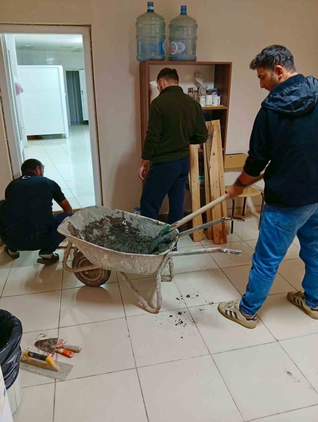 Bandırma Gençlik ve Spor tesislerinde bakım ve onarım çalışmaları sürüyor