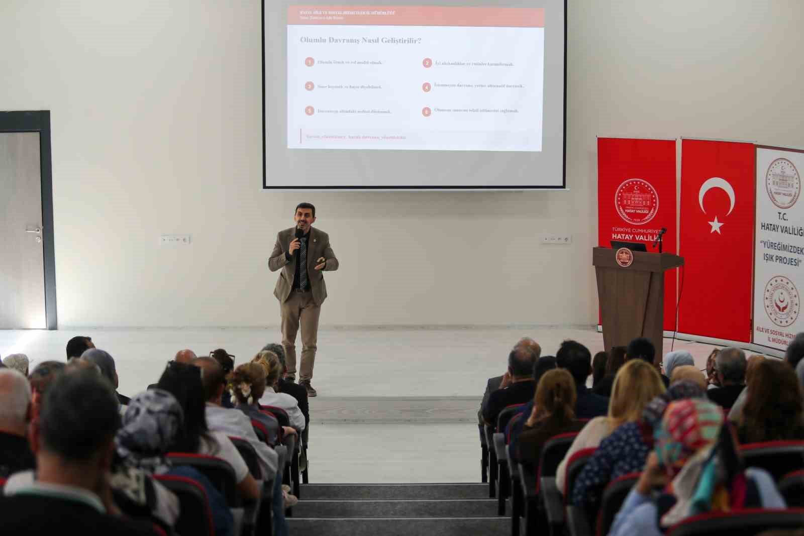 Hatay’da koruyucu ailelere çocuklarla iletişim eğitimi verildi
