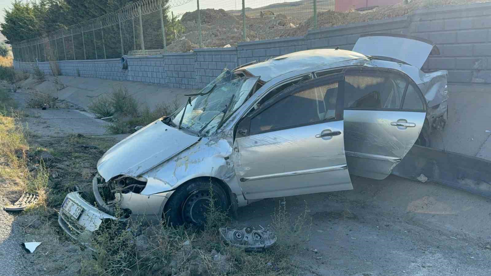 Yozgat’ta refüje çarpan otomobil devrildi, 3 kişi yaralandı