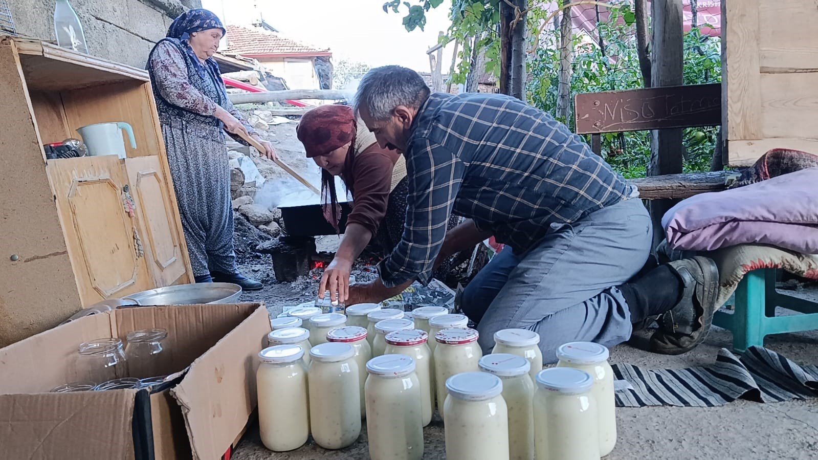 Kurutma tarhananın yerini alan şişe tarhanalar, kadınları iş yükü ve zaman kaybından kurtarıyor