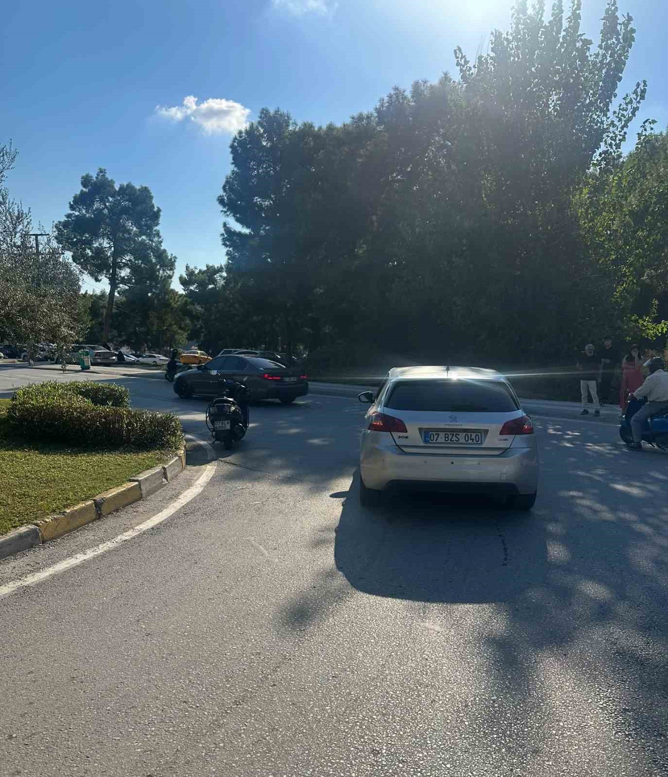 Antalya’da motosiklet ile otomobil çarpıştı: 1 yaralı