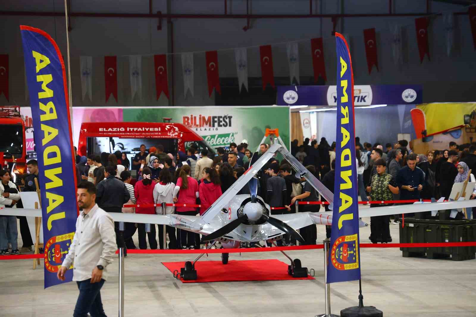 Öğrencinin Bayraktar TB2 SİHA heyecanı ve sevinci kameralara yansıdı