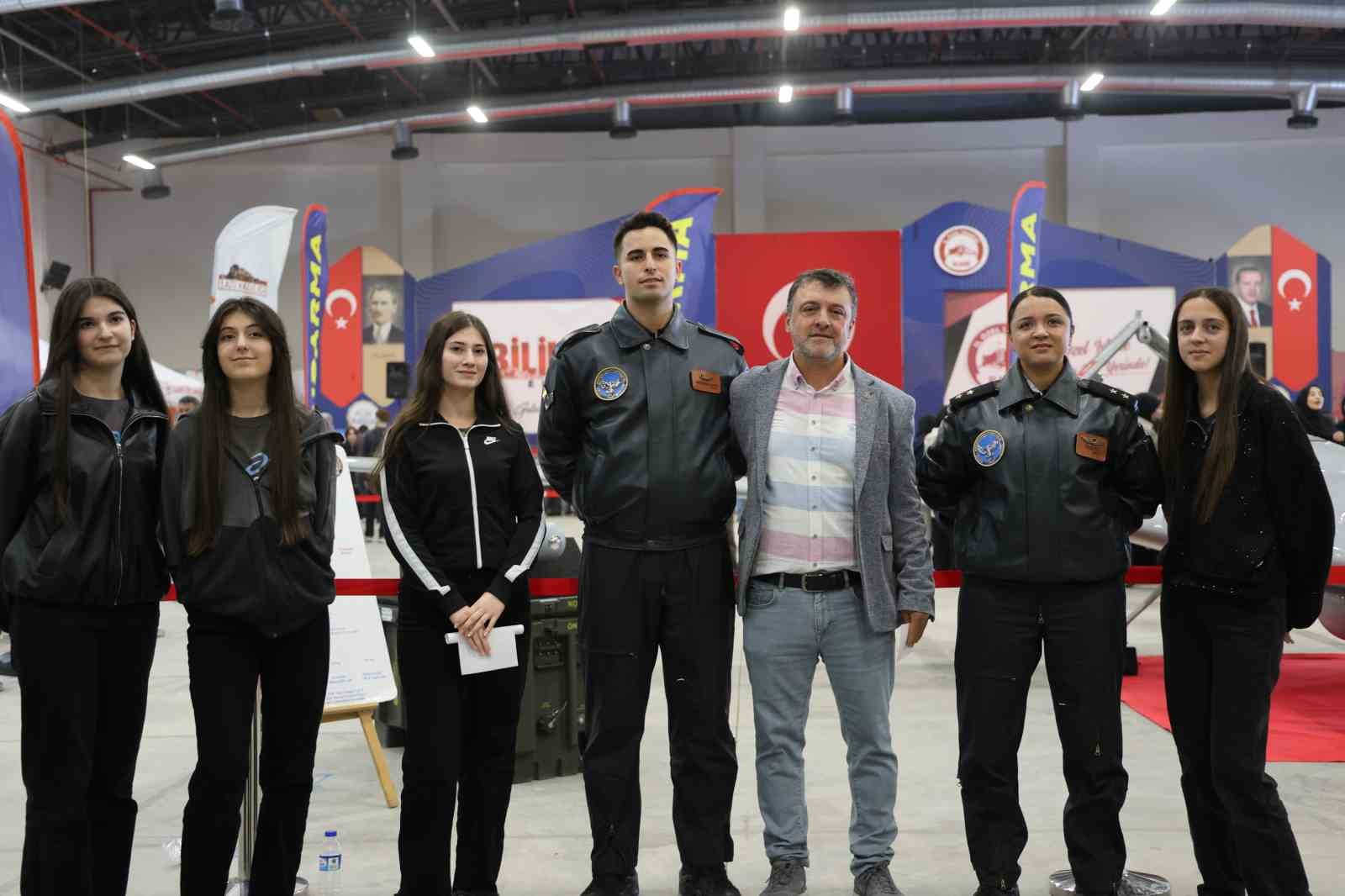 Öğrencinin Bayraktar TB2 SİHA heyecanı ve sevinci kameralara yansıdı