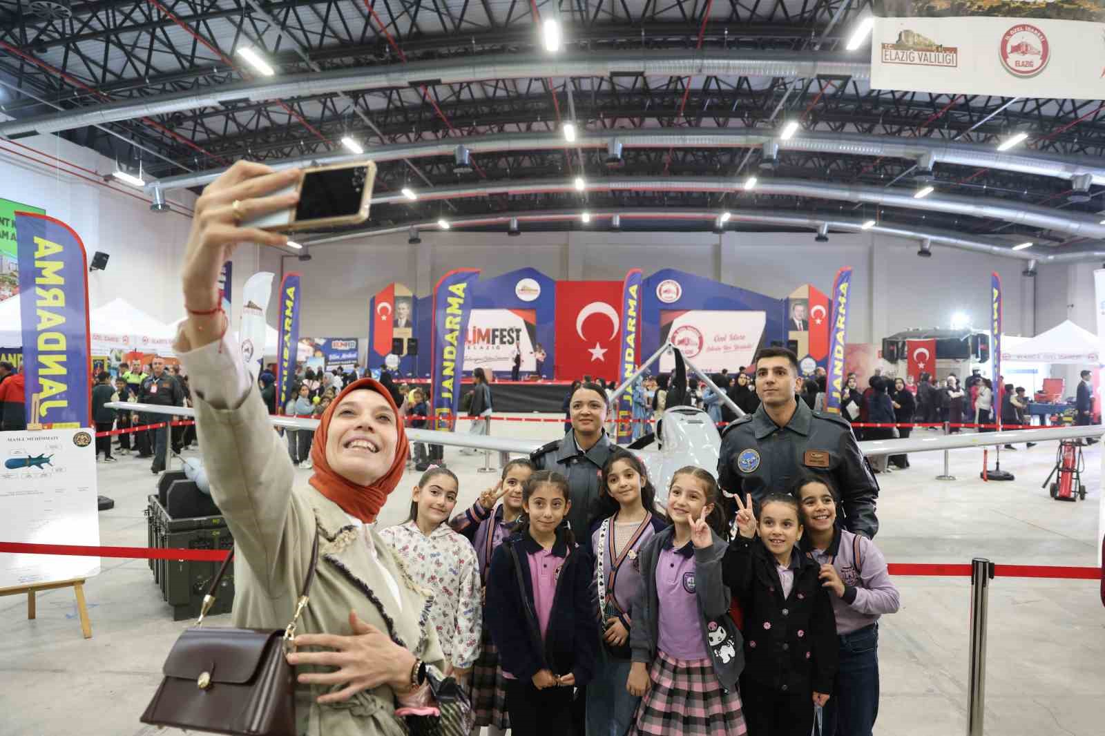 Öğrencinin Bayraktar TB2 SİHA heyecanı ve sevinci kameralara yansıdı