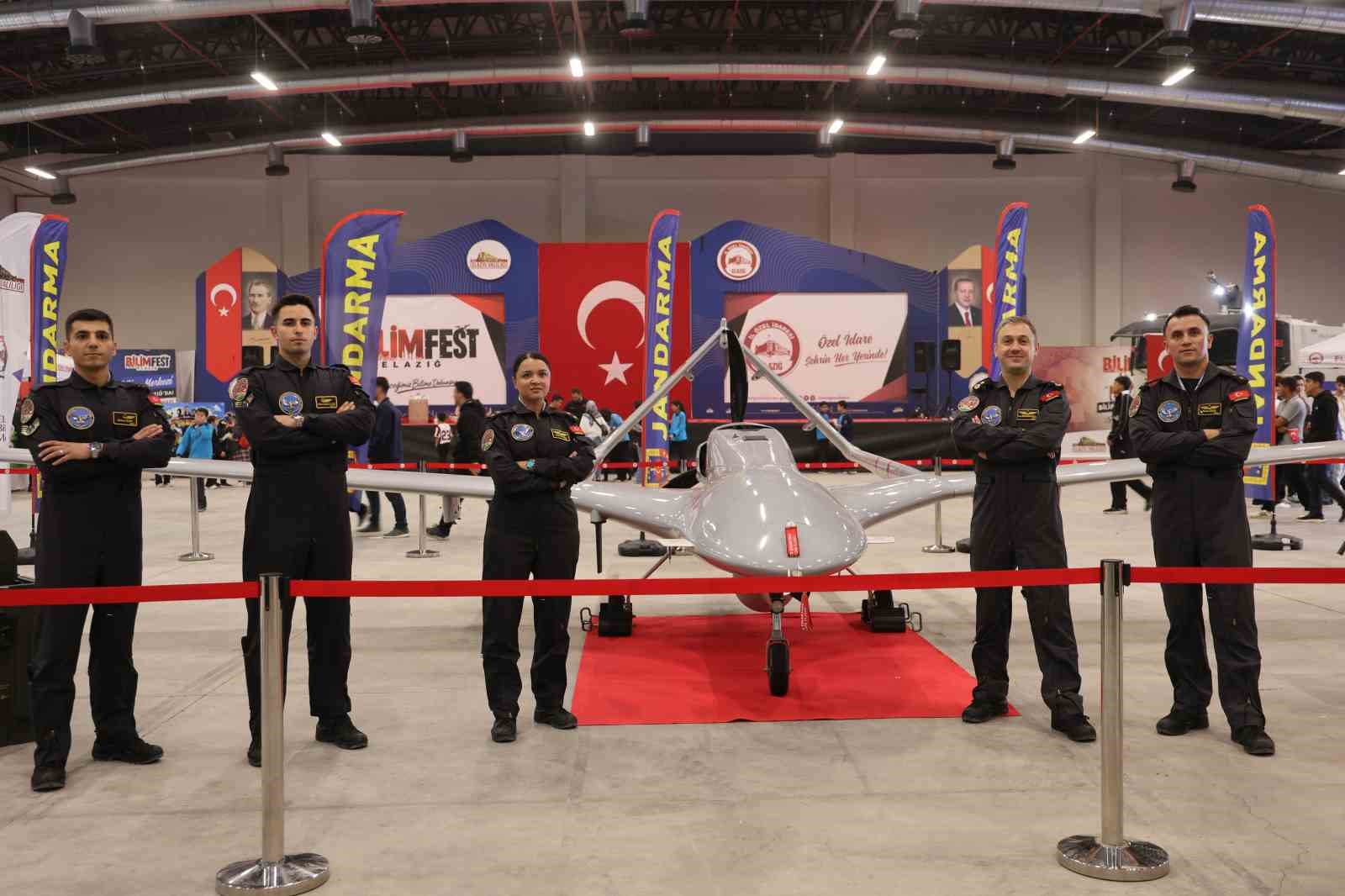 Öğrencinin Bayraktar TB2 SİHA heyecanı ve sevinci kameralara yansıdı
