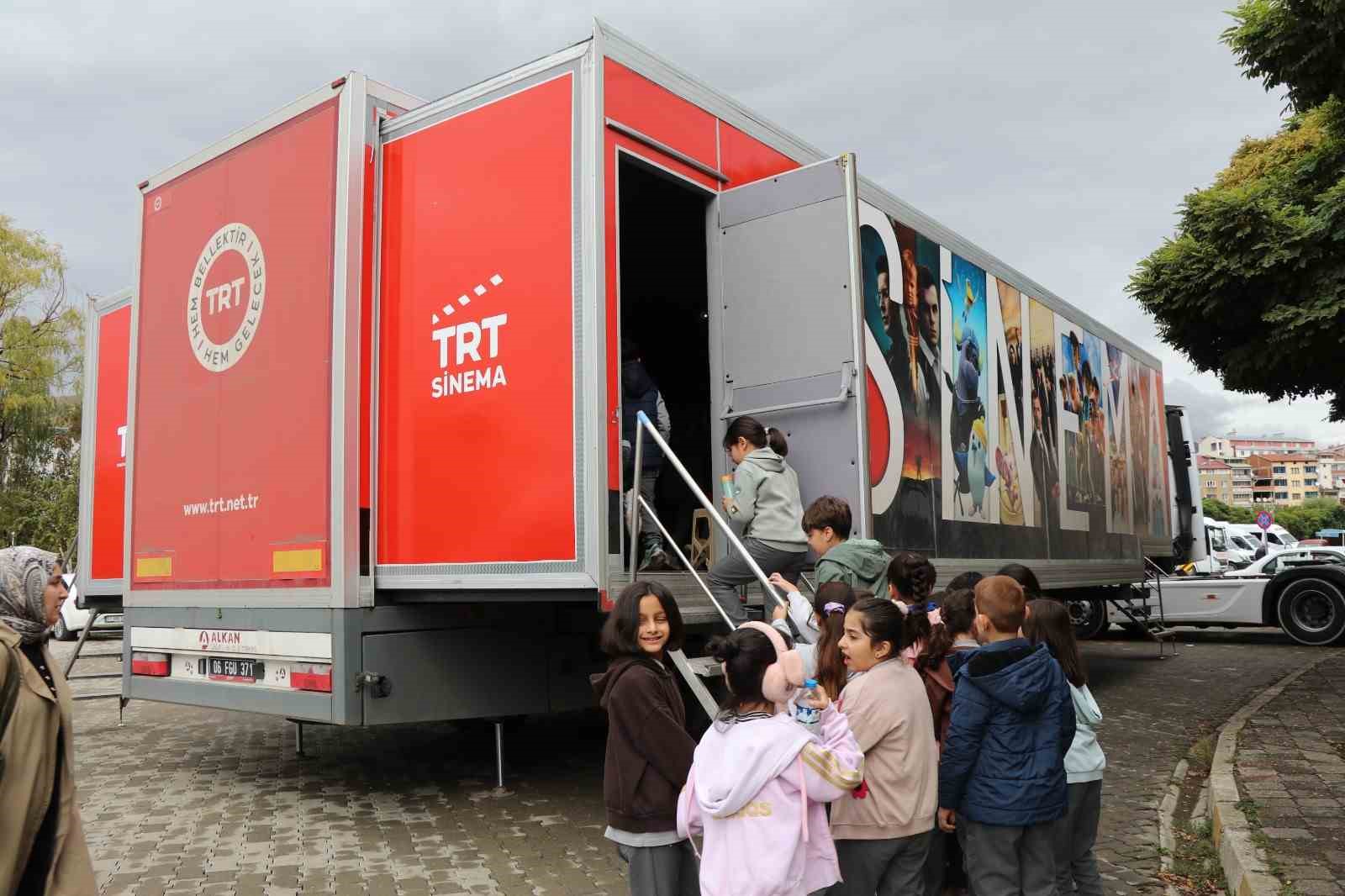 Oltu’da mobil sinema tırı 650 öğrenciye sinema keyfi yaşattı