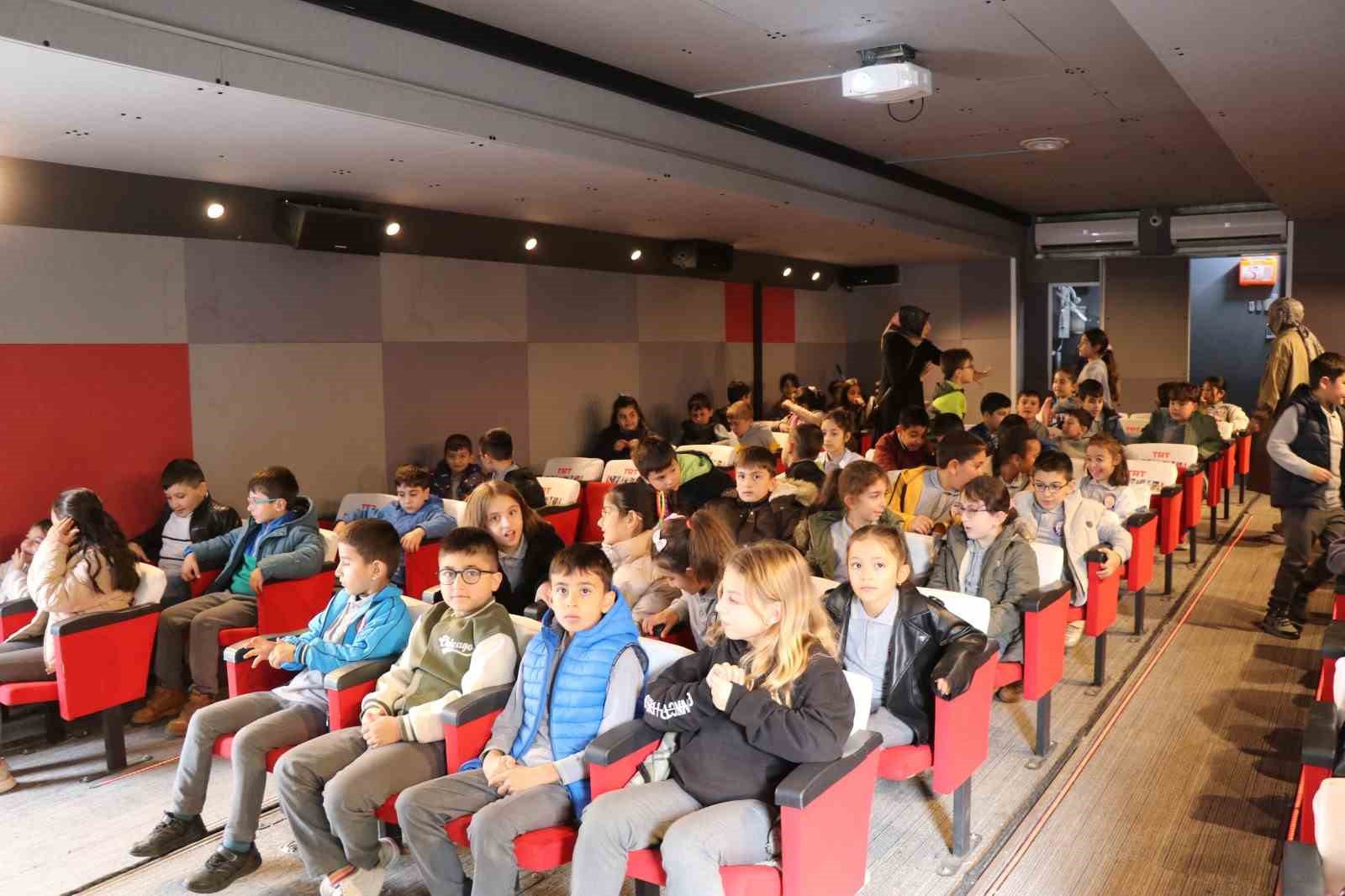 Oltu’da mobil sinema tırı 650 öğrenciye sinema keyfi yaşattı