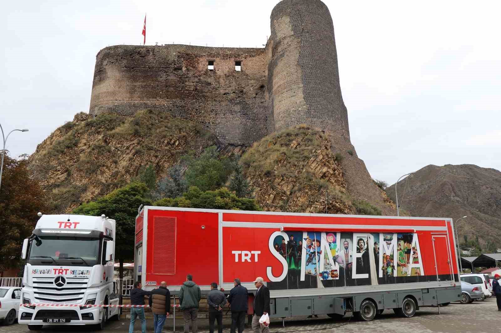 Oltu’da mobil sinema tırı 650 öğrenciye sinema keyfi yaşattı