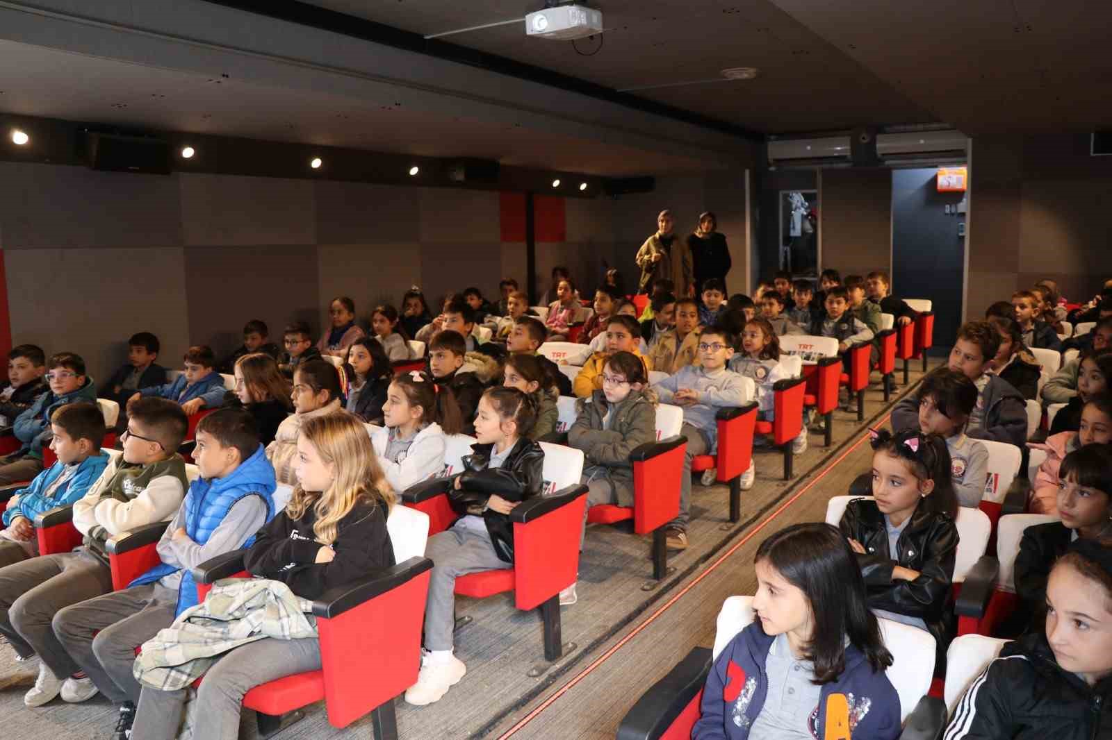 Oltu’da mobil sinema tırı 650 öğrenciye sinema keyfi yaşattı