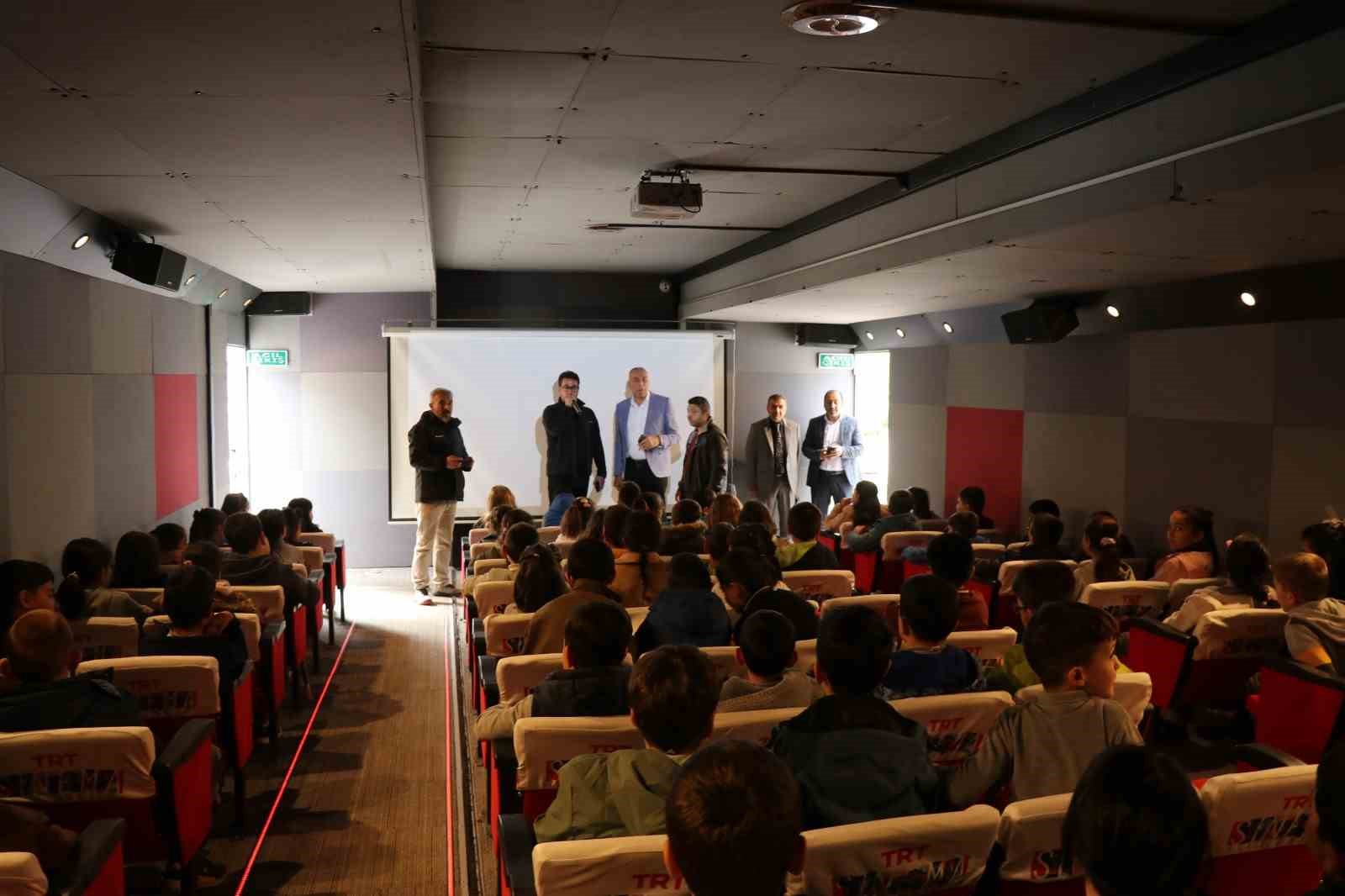 Oltu’da mobil sinema tırı 650 öğrenciye sinema keyfi yaşattı