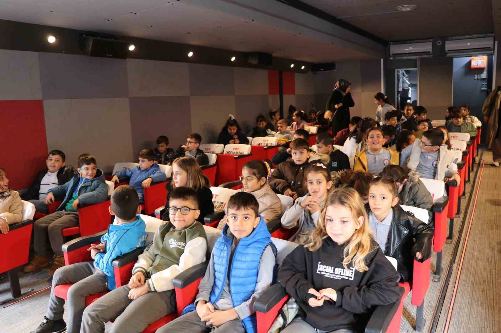 Oltu’da mobil sinema tırı 650 öğrenciye sinema keyfi yaşattı