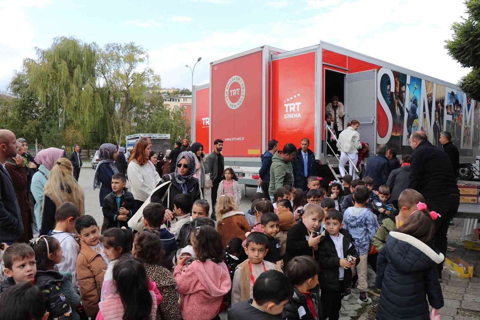 Oltu’da mobil sinema tırı 650 öğrenciye sinema keyfi yaşattı