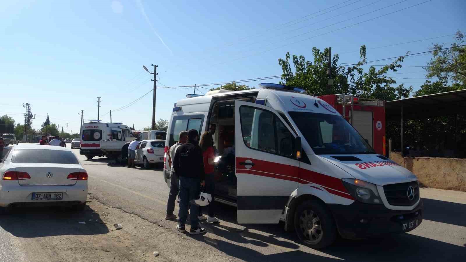 Çukura girmekten kaçmak isterken karşı yöne geçip kamyonetle çarpıştı