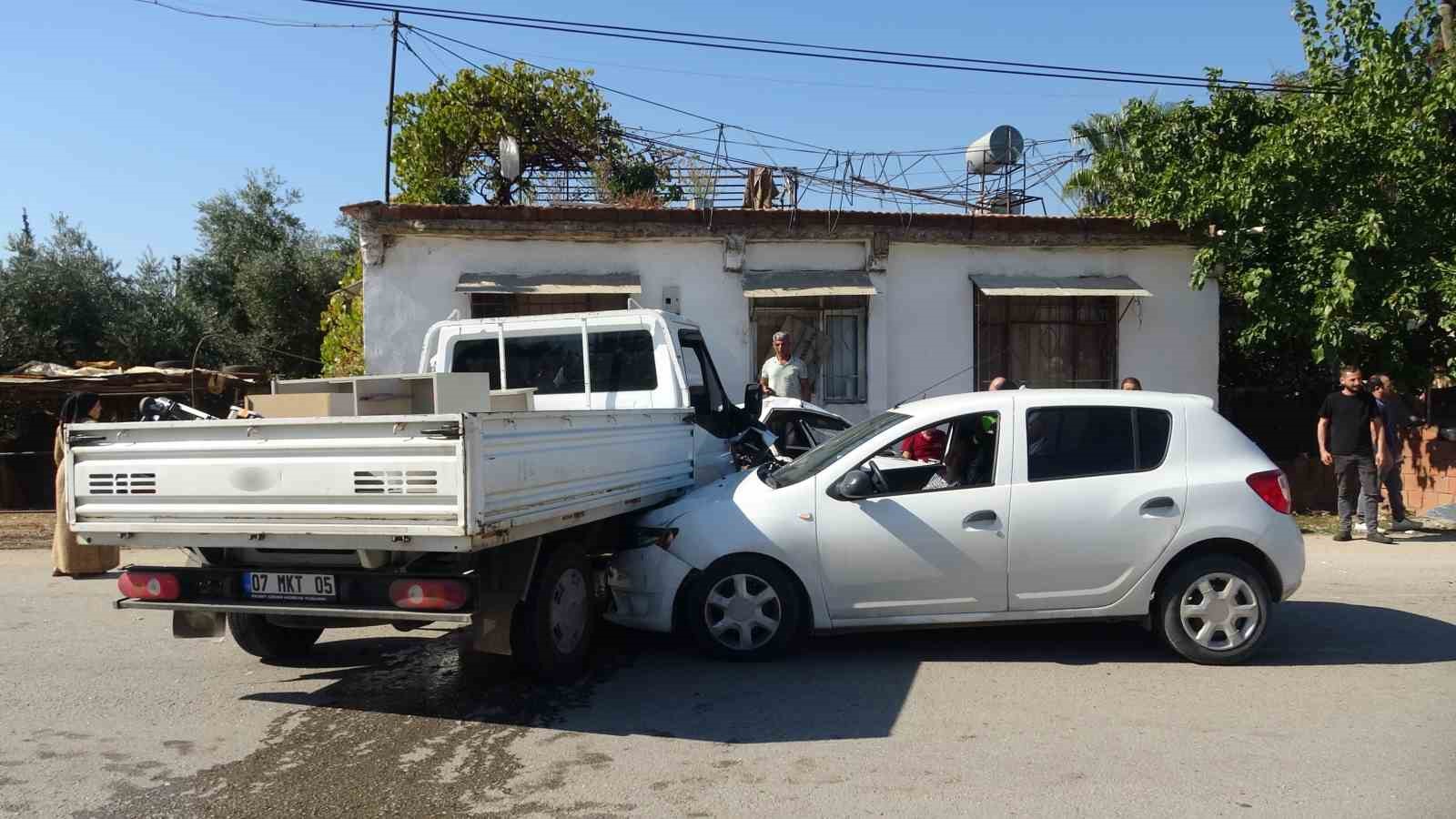 Çukura girmekten kaçmak isterken karşı yöne geçip kamyonetle çarpıştı