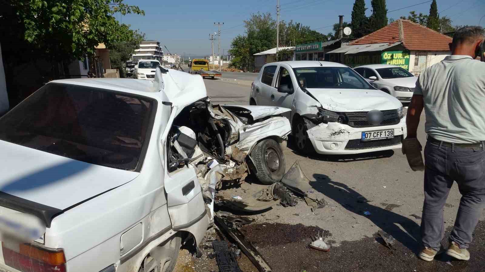Çukura girmekten kaçmak isterken karşı yöne geçip kamyonetle çarpıştı