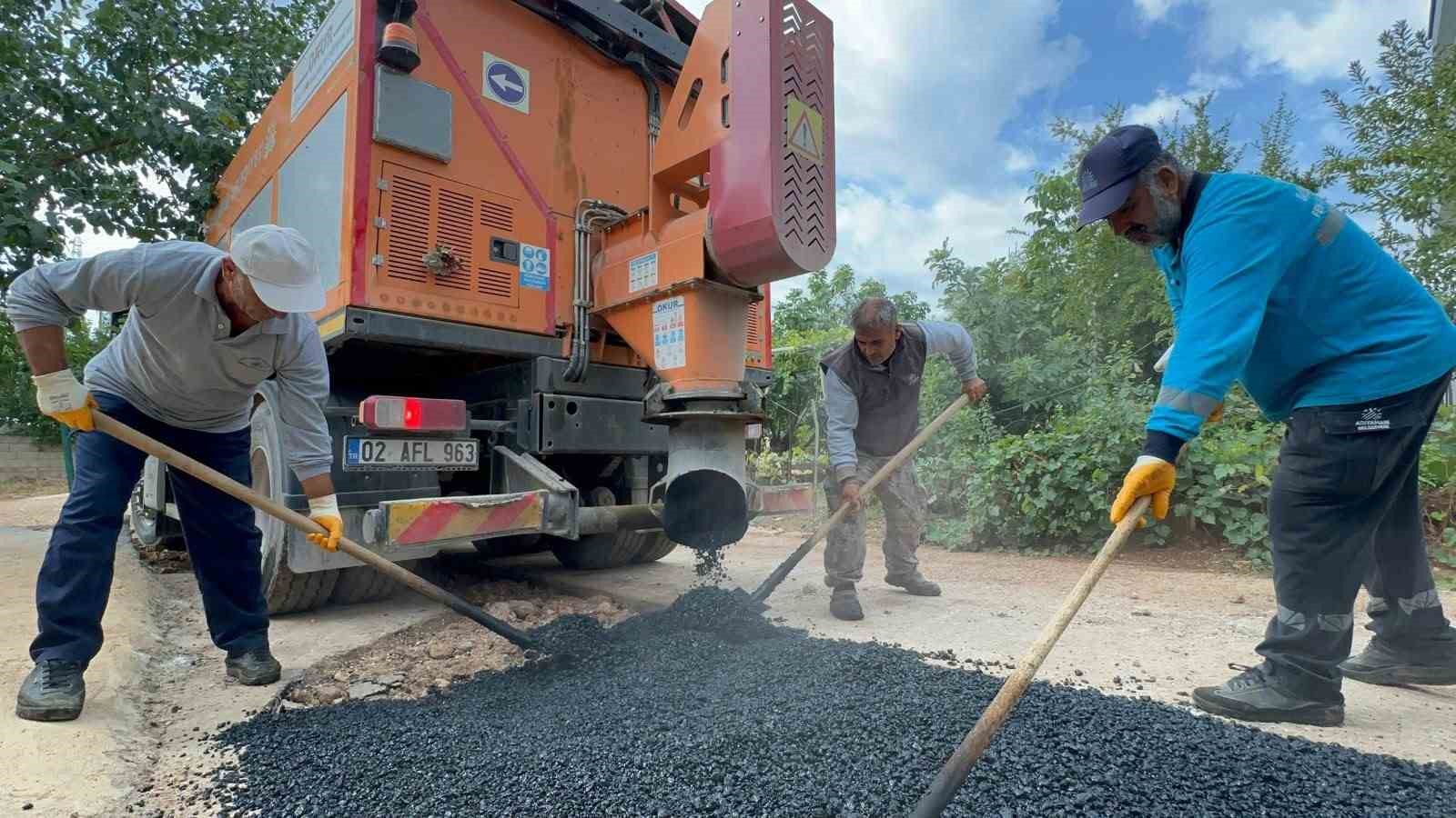 Adıyaman’da 6 mahallede yol onarımı yapılıyor