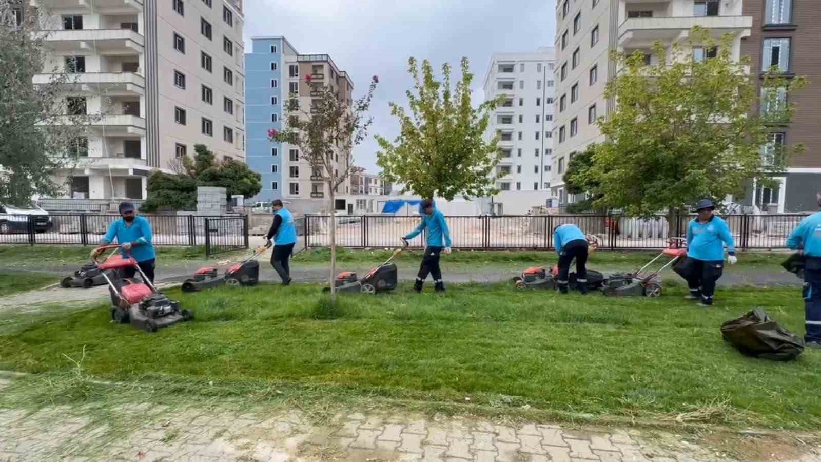 Adıyaman’da parklarda sonbahar bakımı sürüyor